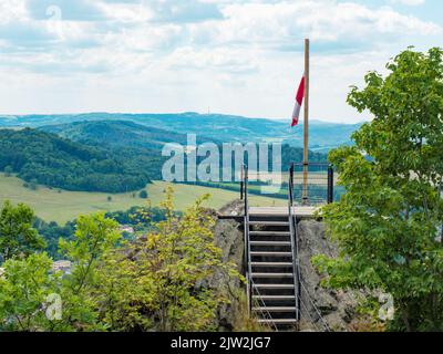 Drapeau de la ville de Ceska Kamenice volant dans le vent sur poteau en bois. Symbole de la ville de Ceska Kamenice, au nord de la République tchèque Banque D'Images