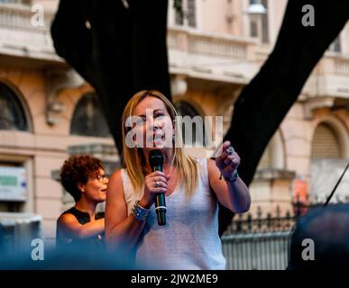 Cagliari, Sardaigne, Italie: SEP 22 2022: Giorgia Meloni Fratelli d'Italia sur la scène du rallye à cagliari discuter de nouvelles élections Piazza del Banque D'Images