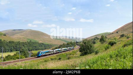 Premier Transennine Express CAF classe 397 Nova 2 train électrique sur la ligne principale de la côte ouest dans la pittoresque gorge de la Lune, Cumbria Banque D'Images