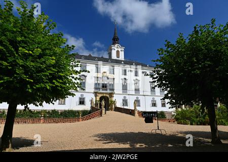 Lysice - Un beau vieux château de la République tchèque. Une journée ensoleillée d'été et un conseil pour une excursion en famille, un lieu touristique populaire. Banque D'Images