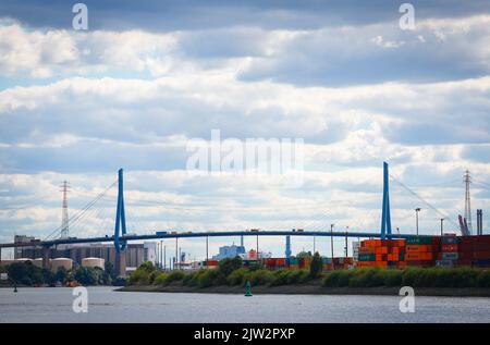 Hambourg, Allemagne. 01st septembre 2022. La circulation est en mouvement sur le pont Köhlbrand au-dessus de Köhlbrand dans le port de Hambourg. Credit: Christian Charisius/dpa/Alay Live News Banque D'Images