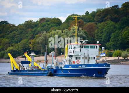 Hambourg, Allemagne. 01st septembre 2022. Le navire de travail et de dragage 'Akke' est amarré dans l'Elbe près d'Övelgönne dans le port de Hambourg. Credit: Christian Charisius/dpa/Alay Live News Banque D'Images