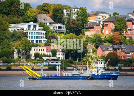 Hambourg, Allemagne. 01st septembre 2022. Le navire de travail et de dragage 'Akke' est amarré dans l'Elbe près d'Övelgönne dans le port de Hambourg. Credit: Christian Charisius/dpa/Alay Live News Banque D'Images