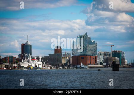 Hambourg, Allemagne. 01st septembre 2022. Le bateau musée Cap San Diego (l) et la salle de concert Elbphilharmonie sont visibles dans la silhouette de Hafencity et Landungsbrücken. Credit: Christian Charisius/dpa/Alay Live News Banque D'Images