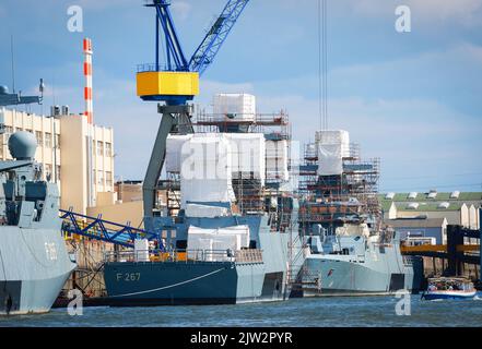 Hambourg, Allemagne. 01st septembre 2022. Divers navires de la Marine allemande sont amarrés au quai du chantier naval Blohm Voss dans le port de Hambourg. Credit: Christian Charisius/dpa/Alay Live News Banque D'Images