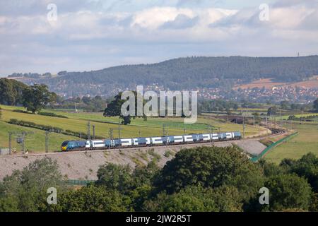 Avanti West Coast classe 390 pendolino train électrique à grande vitesse traversant la campagne sur la ligne principale de la côte ouest à Cumbria Banque D'Images