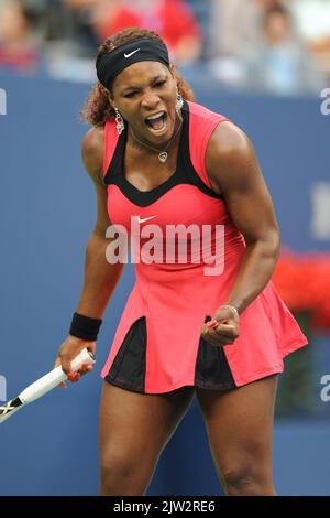 FLUSHING NY- 11 SEPTEMBRE : joueur de tennis australienne Samantha Stosur célèbre après avoir gagné contre nous Serena Williams durant leur Women's US Open 2011 finales à l'USTA Billie Jean King National Tennis Center à New York le 11 septembre 2011 Participants : Serena Williams Banque D'Images