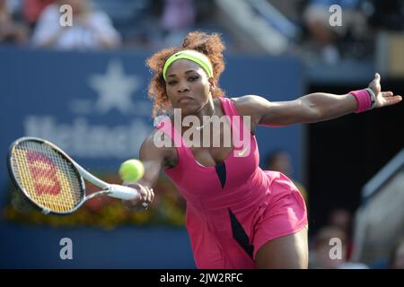 Flushing, États-Unis d'Amérique. 30 août 2012. NEW YORK, NY - AOÛT 30 : Serena Williams des États-Unis retourne une balle contre Maria Jose Martinez Sanchez d'Espagne lors de leur match de la deuxième manche féminin le quatrième jour de l'US Open 2012 au centre de tennis national USTA Billie Jean King le 30 août, 2012 dans le quartier de Flushing du quartier Queens de New York. Personnes: Serena Williams crédit: Storms Media Group/Alay Live News Banque D'Images