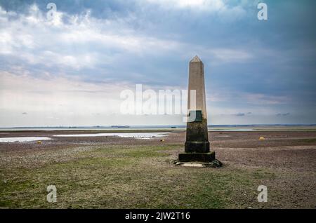 The Crow Stone, ancien marqueur de la limite du port de Londres dans l'estuaire de la Tamise à Chalkwell dans l'Essex, au Royaume-Uni à marée basse. Banque D'Images