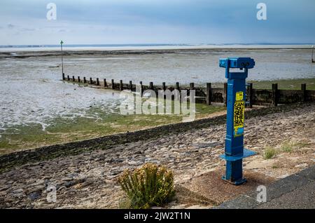 Un ensemble de jumelles publiques à pièces sur l'estran à Southend-on-Sea, Essex, Royaume-Uni. Banque D'Images