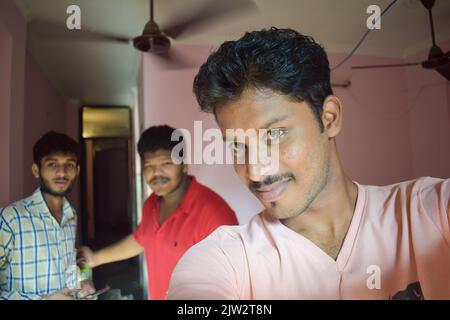 Groupe de trois hommes indiens qui sont amis posant pour la photo. Banque D'Images