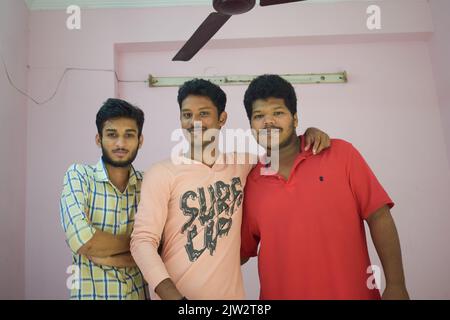 Groupe de trois hommes indiens qui sont amis posant pour la photo. Banque D'Images