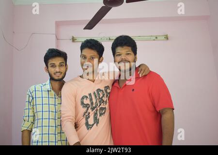 Groupe de trois hommes indiens qui sont amis posant pour la photo. Banque D'Images