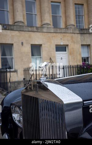 Rolls Royce Phantom VI Spirit of Ecstasy Outside the Royal Crescent, Bath, Royaume-Uni (Aug22) Banque D'Images