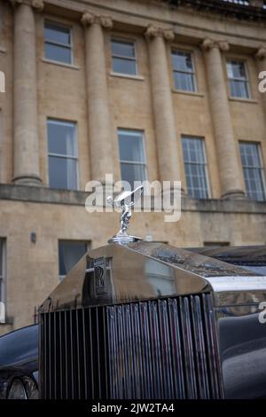 Rolls Royce Phantom VI Spirit of Ecstasy Outside the Royal Crescent, Bath, Royaume-Uni (Aug22) Banque D'Images