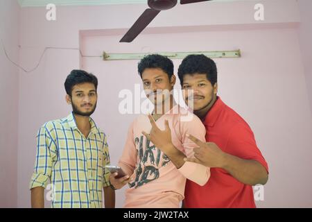 Groupe de trois hommes indiens qui sont amis posant pour la photo. Banque D'Images