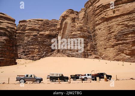 WADI RUM, JORDANIE - APR 21, 2014: Jeeps touristiques pour les touristes dans la vallée de Laurence of Arabian, Wadi Rum, un site classé au patrimoine mondial de l'UNESCO Banque D'Images