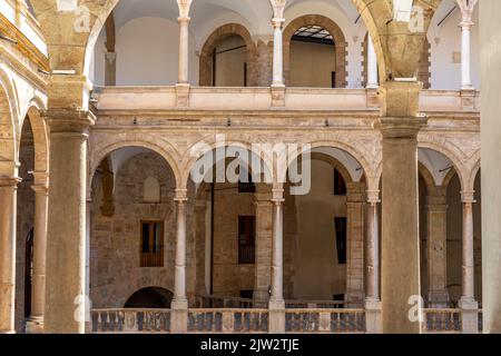 Palerme, Italie - 6 juillet 2020 : cour du Palazzo dei Normanni (Palais des Normands, Palazzo Reale) dans la ville de Palerme. Le Palais Royal était le siège de Banque D'Images