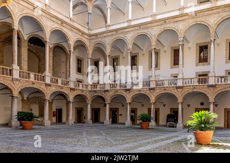 Palerme, Italie - 6 juillet 2020 : cour du Palazzo dei Normanni (Palais des Normands, Palazzo Reale) dans la ville de Palerme. Le Palais Royal était le siège de Banque D'Images