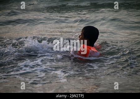 31 août 2022, ville de Gaza, bande de Gaza, Palestine : Gaza Palestine. 31 août 2022. Les Palestiniens profitent d'une chaude journée d'été au bord de la plage de la ville de Gaza. Pour les Palestiniens qui vivent dans la bande de Gaza blockée et surpeuplée, avec sa crise économique majeure et ses conflits constants avec Israël, la plage et la mer représentent leur seul débouché (Credit image: © Ahmad Haaballah/IMAGESLIVE via ZUMA Press Wire) Banque D'Images