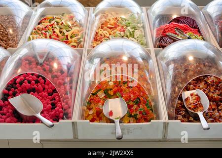 Bonbons bonbons en gelée, bonbons doux en forme de chewy dans différentes formes à la boutique de bonbons. Gelée de fruits dans la fenêtre du magasin, bonbons pour Halloween. Présentoir de bonbons avec gummi co Banque D'Images