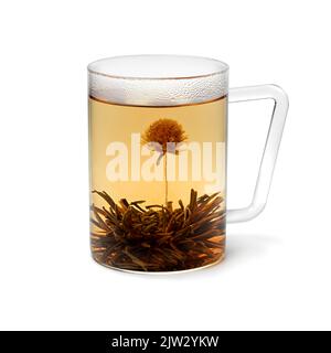 Tasse en verre avec une fleur de thé Jasmine artisanale traditionnelle séchée à l'asiatique et un thé isolé sur fond blanc Banque D'Images