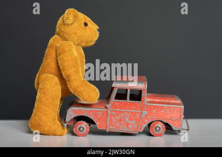 Ours en peluche et vieux camion rouge Banque D'Images