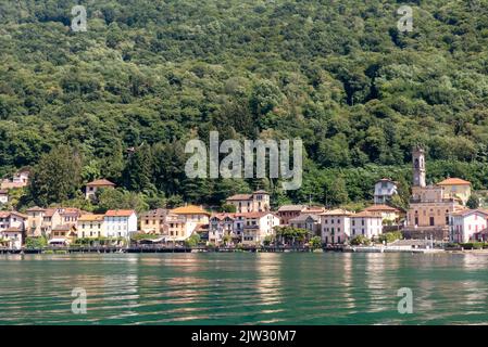 Verese en Italie : la ville de Porto Ceresio sur les rives du lac de Lugano Banque D'Images