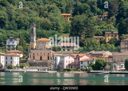 Verese en Italie : la ville de Porto Ceresio sur les rives du lac de Lugano Banque D'Images