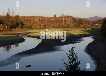 03 septembre 2022, Saxe-Anhalt, Königshütte : le soleil se lève au-dessus du barrage. L'un des endroits les plus froids du centre de l'Allemagne de ce jour est Königshütte. Pendant la nuit, les températures ont chuté à presque la plage de congélation et n'étaient que de trois degrés Celsius en début de matinée. Photo: Matthias Bein/dpa/ZB Banque D'Images