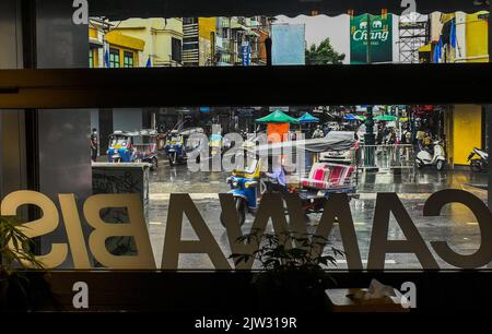 Bangkok, Thaïlande. 03rd septembre 2022. Vue générale d'un magasin de marihuana à Khao San RD, Bangkok. La Thaïlande est la première nation en Asie à décriminaliser la marijuana pour usage médical et personnel. Au 9 juin 2022, la marihuana a été retirée de la catégorie des stupéfiants, ce qui a rendu légal la vente et l'achat de l'herbe. Crédit : SOPA Images Limited/Alamy Live News Banque D'Images