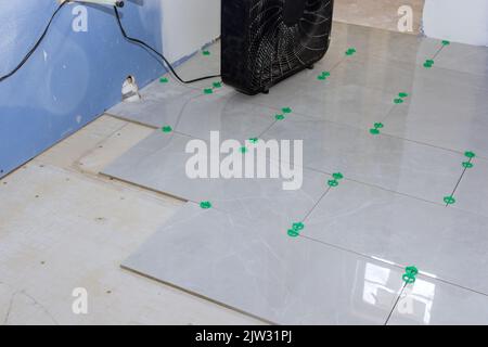 En construction est la nouvelle baignoire dans une salle de bains avec carrelage en céramique Banque D'Images