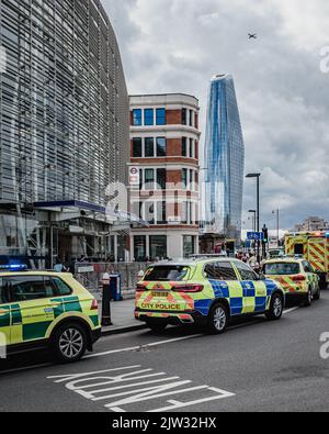 Des véhicules d'urgence assistent à un incident à la gare de Blackfriars à Londres. Banque D'Images