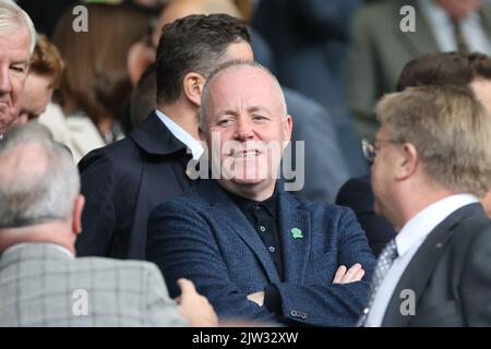 Le joueur écossais de Snooker John Higgins dans la foule avant le match cinch Premiership au Celtic Park, Glasgow. Date de la photo: Samedi 3 septembre 2022. Banque D'Images