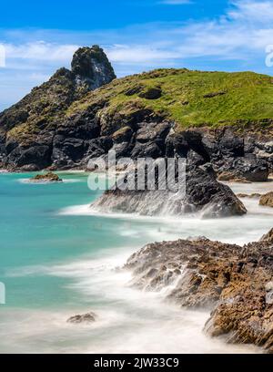 Ralentissement du temps pour une vitesse d'obturation longue à Kynance Cove. Mer tropicale d'été avec vagues brumeuses. Le paradis. Banque D'Images