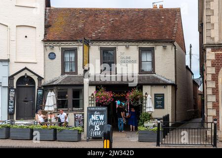 YE Olde George Inn, pub historique dans le centre-ville de Christchurch, Dorset, Angleterre, Royaume-Uni Banque D'Images