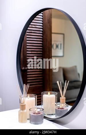 Diffuseur d'arôme et bougies parfumées qui créent du coziness dans la maison. Ambiance romantique. Détails dans la maison qui créent le coziness. Banque D'Images