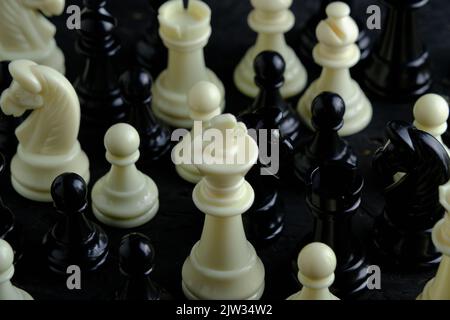 Pièces d'échecs noir et blanc vue du dessus Banque D'Images