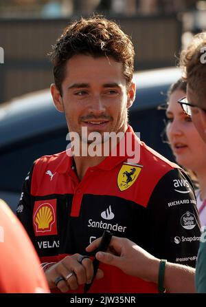 Zandvoort, pays-Bas. 03rd septembre 2022. Motorsport: Championnat du monde de Formule 1, Grand Prix néerlandais, 3rd pratique libre: Charles Leclerc de Monaco de l'équipe Ferrari parle dans le paddock. La course du Grand Prix des pays-Bas aura lieu le 04 septembre 2022. Credit: Hasan Bratic/dpa/Alay Live News Banque D'Images