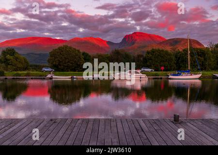 Vue sur le canal calédonien au coucher du soleil vers Ben Nevis, la plus haute montagne du Royaume-Uni Banque D'Images