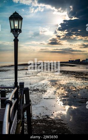 Vue sur le front de mer au crépuscule depuis Worthing Pier, West Sussex, Royaume-Uni. Banque D'Images