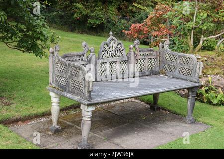 Banc orné dans les jardins du mont Stuart, île de Bute, Écosse Banque D'Images