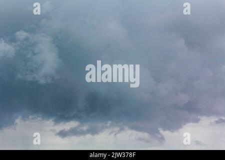 Pluie lourde orage tempête sombre nuages vent au-dessus de la rivière Oste dans hemmoor Hechthausen Cuxhaven Basse-Saxe Allemagne. Banque D'Images