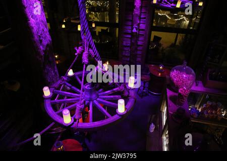 Spa Hotel Järvisydän, Rantasalmi, Finlande, janvier 2021: Installation d'éclairage dans le bar du bâtiment principal de Järvisydän depuis le haut pendant la nuit. Banque D'Images