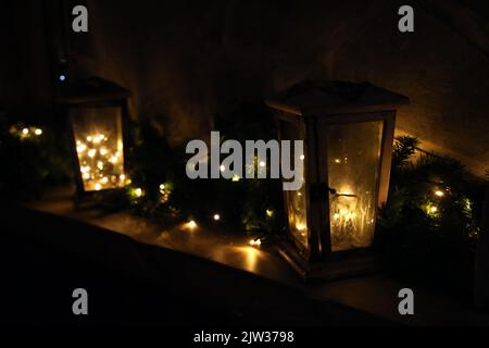Lanternes avec bougies. Belle lumière chaude apportant une atmosphère de ferme romantique. Aussi charmant comme décoration de Noël. Banque D'Images