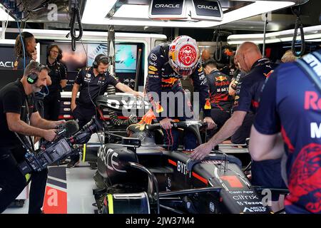 Zandvoort, pays-Bas. 03rd septembre 2022. Motorsport: Championnat du monde de Formule 1, Grand Prix néerlandais, 3rd pratique libre: Max Verstappen (M) des pays-Bas de l'équipe Oracle Red Bull entre dans sa voiture. La course du Grand Prix des pays-Bas aura lieu le 04 septembre 2022. Credit: Hasan Bratic/dpa/Alay Live News Banque D'Images