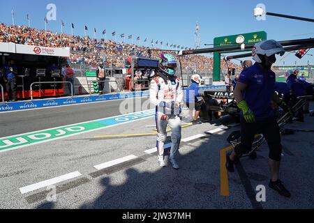 Zandvoort, pays-Bas. 03rd septembre 2022. Motorsport: Championnat du monde de Formule 1, Grand Prix néerlandais, 3rd pratique libre: Mick Schumacher (l) de l'Allemagne de Team Haas marche dans la voie de la fosse. La course du Grand Prix des pays-Bas aura lieu le 04 septembre 2022. Credit: Hasan Bratic/dpa/Alay Live News Banque D'Images