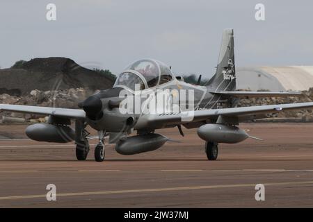 PT-ZTU, un Embraer EMB-314E Super Tucano exploité par Embraer (Défense et sécurité), arrivant à la RAF Fairford à Gloucestershire, en Angleterre, pour participer au Royal International Air Tattoo 2022 (RIAT 2022). Banque D'Images