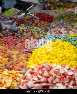 photo de différents délicieux mélange de sucre doux et de bonbons colorés dans un bazar ouvert Banque D'Images