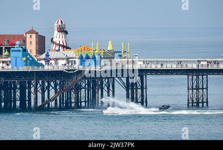 Brighton UK 3rd septembre 2022 - les skieurs en jet montrent leurs compétences par Brighton Palace Pier lors d'une journée chaude le long de la côte sud : Credit Simon Dack / Alamy Live News Banque D'Images